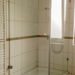 Aufgesetzte Duschkabine aus Glas