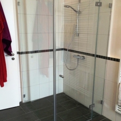 Aufgesetzte Glasduschkabine