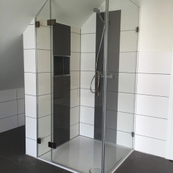 Duschkabine aus Glas in Dachschräge