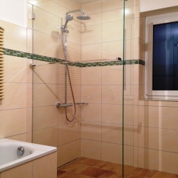 Ebene Glasdusche mit Handtuchhalter