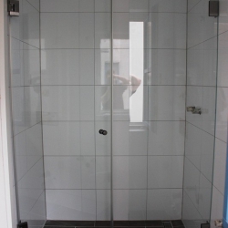 Ganzglasdusche auf Fliesensockel