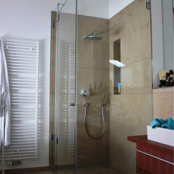 Glasdusche Duschkabine auf Fliesen