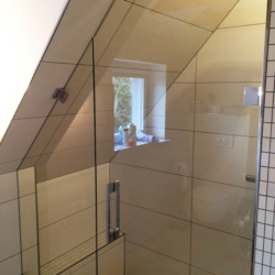 Glasdusche in Nische