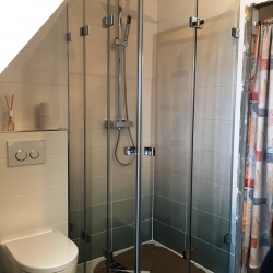 Glasduschkabine mit Regenfalldusche